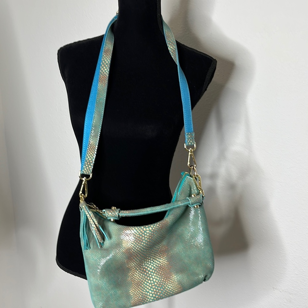 Turquoise snake print hand bag or crossbody. Pristine. Zip closure